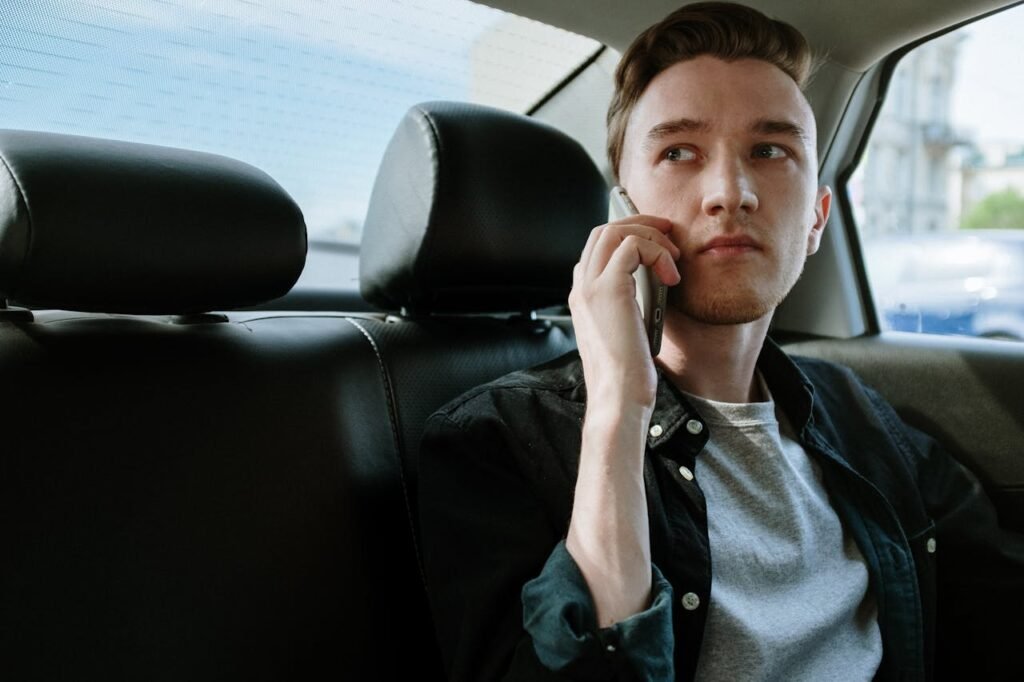 pexels-photo-4606343 A yHombre hablando por telefono en nuestro vehículo de transporte puerta a puerta